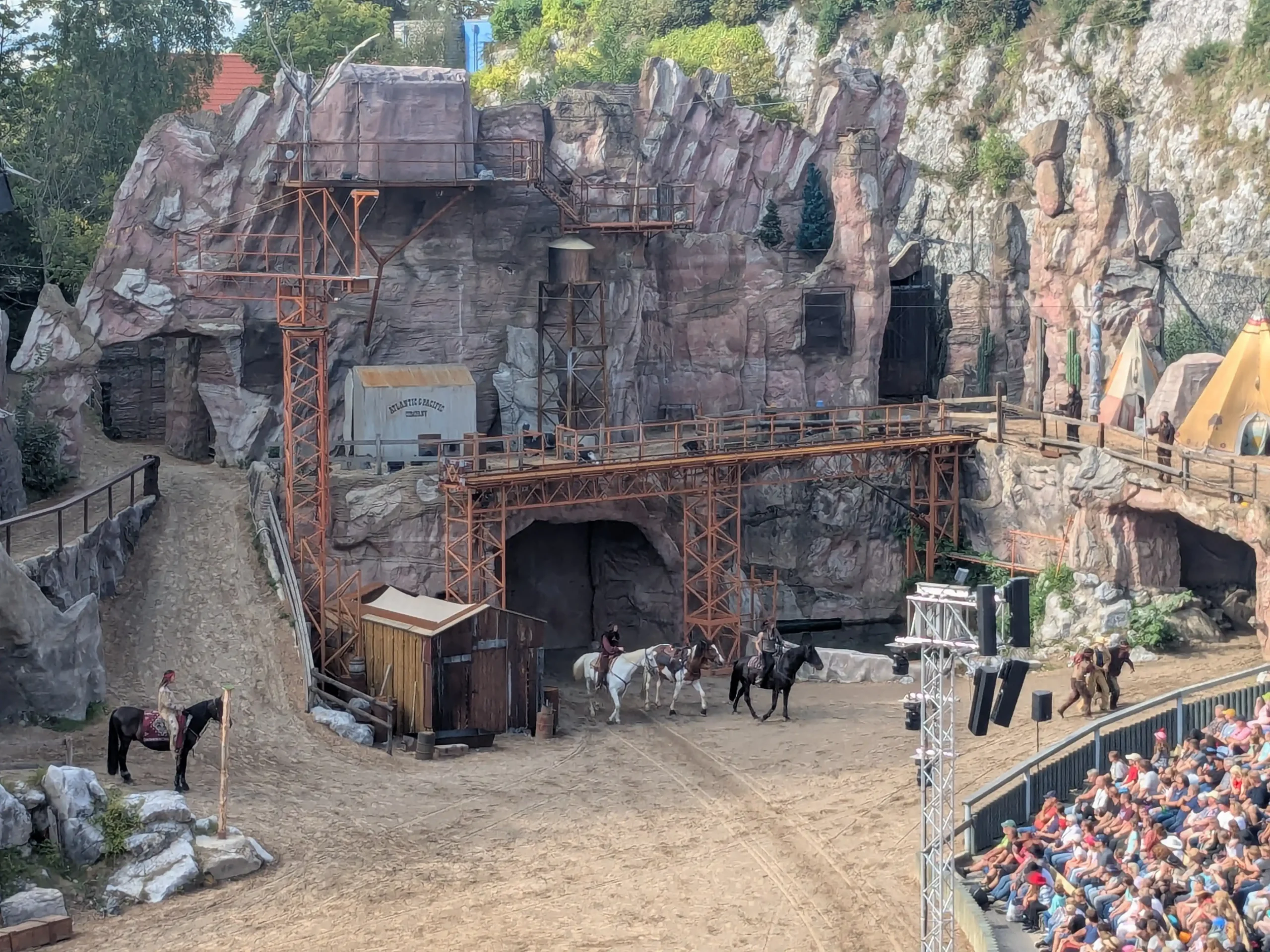 Karl-May-Festspiele Bad Segeberg: Westernshow mit Reitern und Felsbühne vor großem Publikum